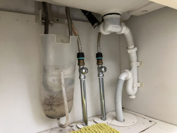 水漏れした洗面化粧台の交換工事┃三島市