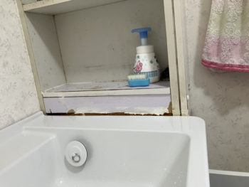 水漏れした洗面化粧台の交換工事┃三島市