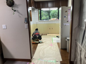 上の吊戸棚は交換せず下のキッチンとレンジフードだけ交換リフォーム