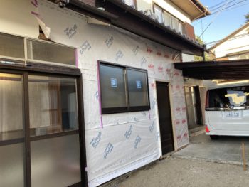 玄関を解体し、駐車場をコンクリ打設で新設。一部外壁サイディング張り替え｜伊豆の国市