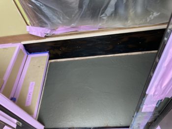 玄関を解体し、駐車場をコンクリ打設で新設。一部外壁サイディング張り替え｜伊豆の国市