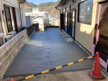 玄関を解体し、駐車場をコンクリ打設で新設。一部外壁サイディング張り替え｜伊豆の国市