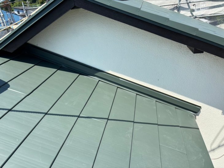 地震で家屋の倒壊を心配して重い屋根瓦から軽い屋根への葺き替え