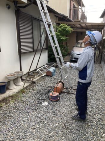 地震で家屋の倒壊を心配して重い屋根瓦から軽い屋根への葺き替え