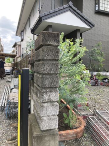 地震で家屋の倒壊を心配して重い屋根瓦から軽い屋根への葺き替え