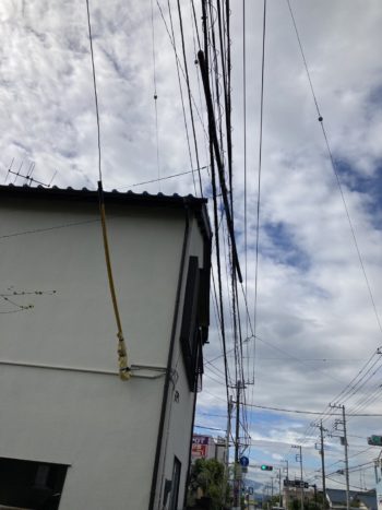 地震で家屋の倒壊を心配して重い屋根瓦から軽い屋根への葺き替え