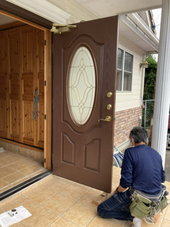 重い、音がする、隙間が広く鍵が閉まってるか外から見える扉を「採風ドア」へ交換