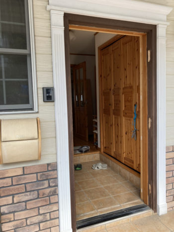 重い、音がする、隙間が広く鍵が閉まってるか外から見える扉を「採風ドア」へ交換