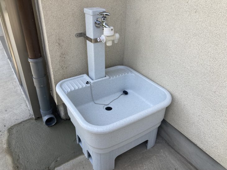 これで足元がビショビショにならない！洗面パン付きの外部水栓に交換