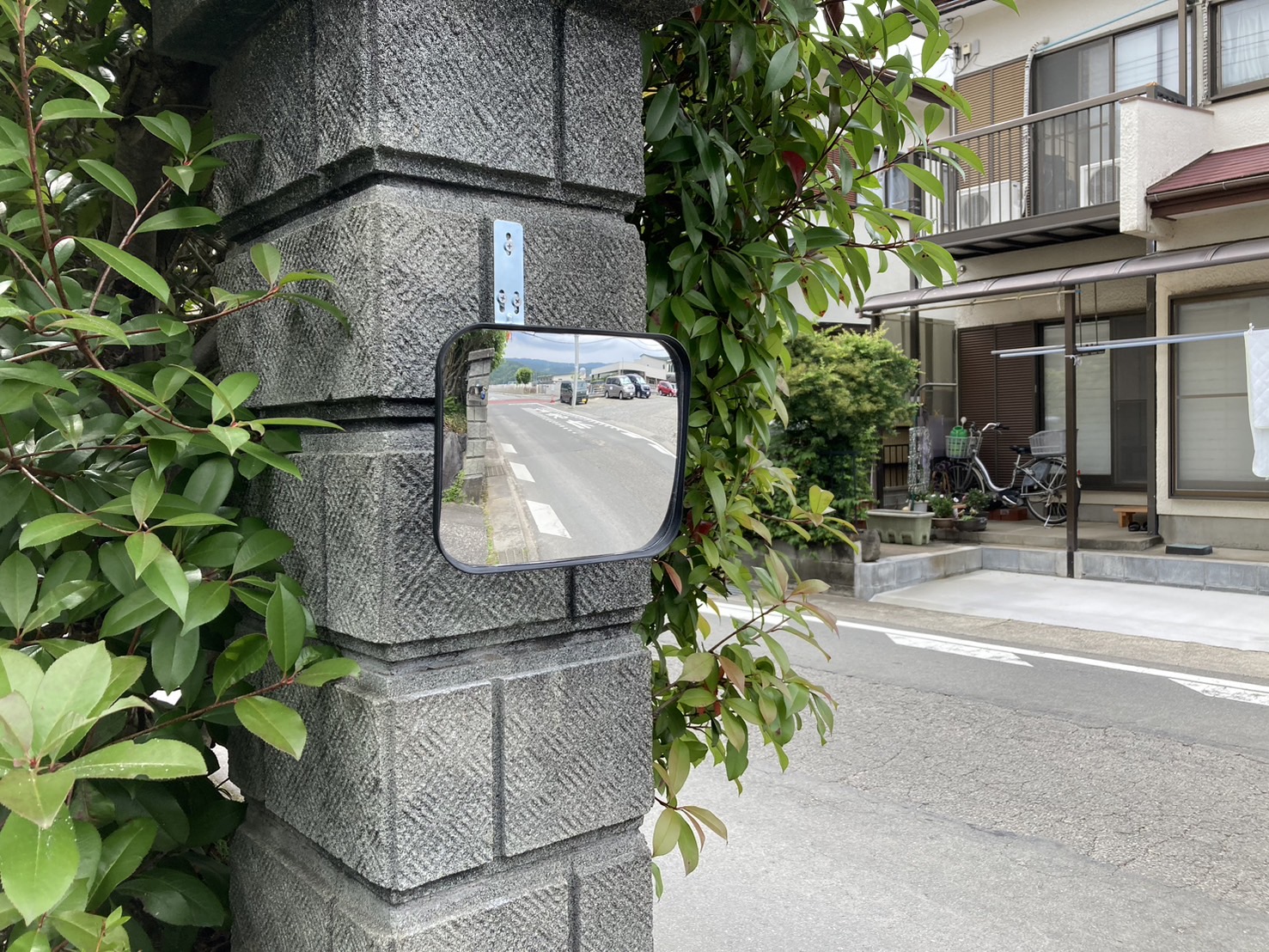 安全確認は万全！門柱にガレージミラーを取り付け