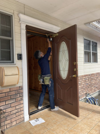 重い、音がする、隙間が広く鍵が閉まってるか外から見える扉を「採風ドア」へ交換