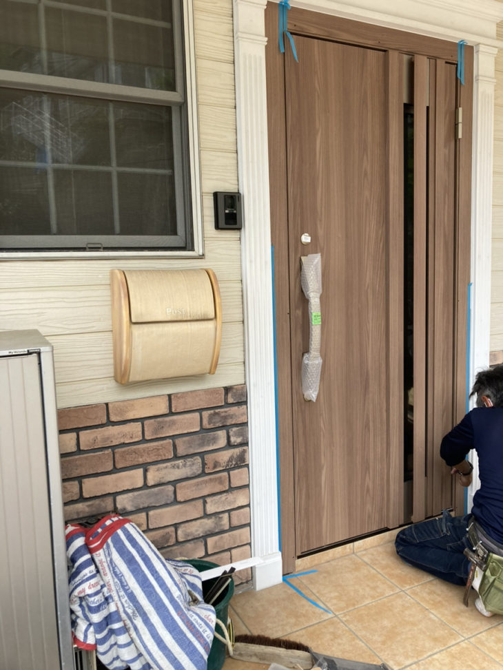 重い、音がする、隙間が広く鍵が閉まってるか外から見える扉を「採風ドア」へ交換