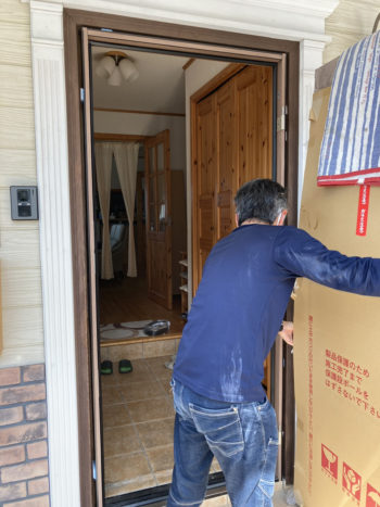 重い、音がする、隙間が広く鍵が閉まってるか外から見える扉を「採風ドア」へ交換