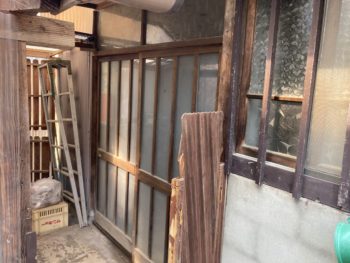 木製玄関を採光タイプの玄関に交換｜函南町