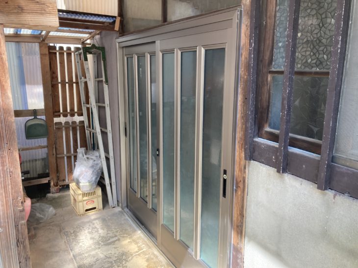 木製玄関を採光タイプの玄関に交換｜函南町