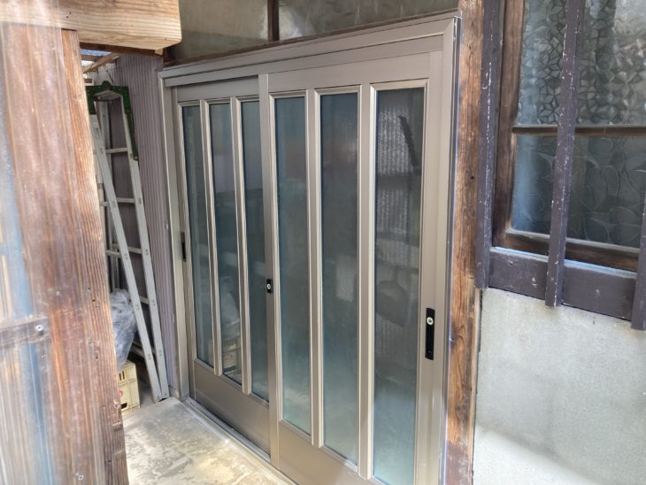 木製玄関を採光タイプの玄関に交換｜函南町