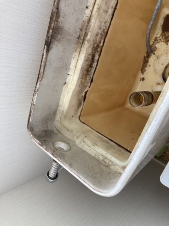 トイレの便器内に水がチョロチョロ出てきて困ってるの