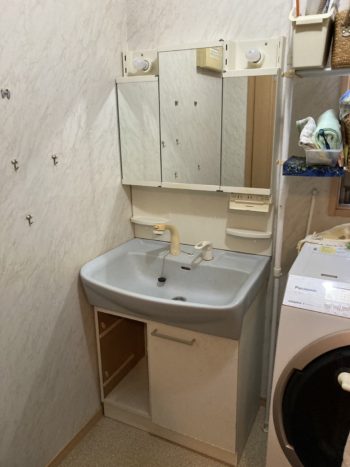 洗面台水栓ホース部分からポタポタと水が垂れてくる┃洗面台を30.2万円で交換