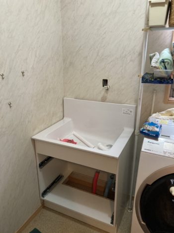 洗面台水栓ホース部分からポタポタと水が垂れてくる┃洗面台を30.2万円で交換