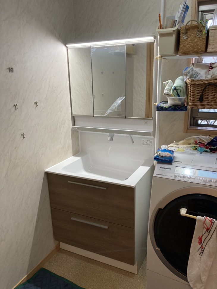 洗面台水栓ホース部分からポタポタと水が垂れてくる┃洗面台を30.2万円で交換