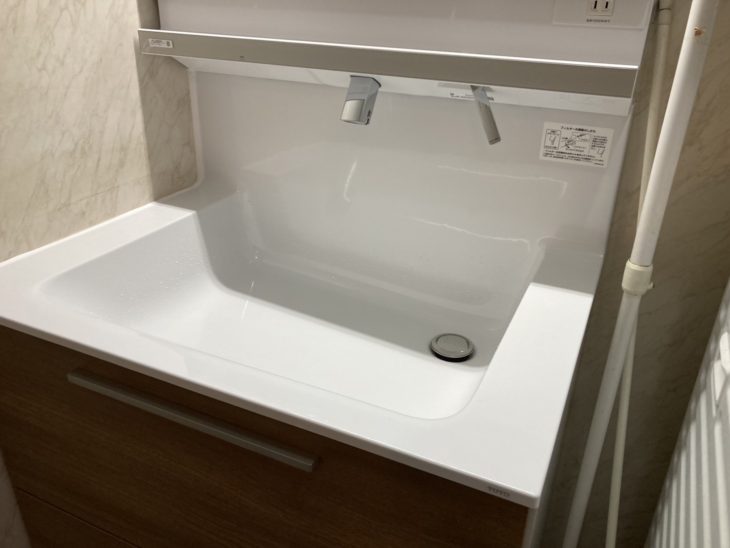 洗面台水栓ホース部分からポタポタと水が垂れてくる┃洗面台を30.2万円で交換