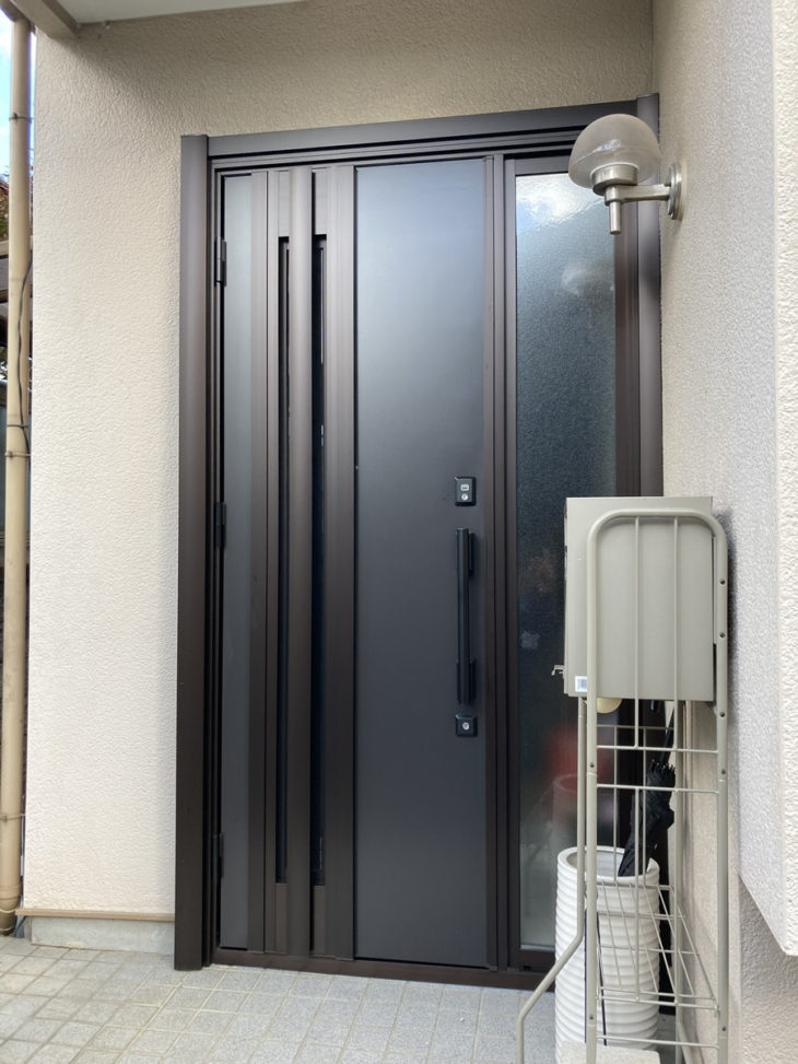 ワンタッチで施錠。eエントリーの玄関ドア「三協アルミノバリス採風ドア」