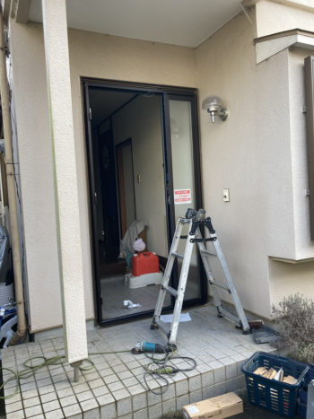 ワンタッチで施錠。eエントリーの玄関ドア「三協アルミノバリス採風ドア」