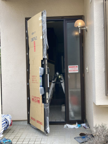 ワンタッチで施錠。eエントリーの玄関ドア「三協アルミノバリス採風ドア」