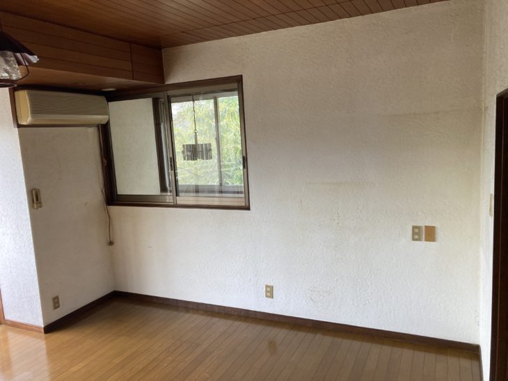 リビングのモルタル壁の黄ばみが気になり真っ白に塗装し直し｜函南町