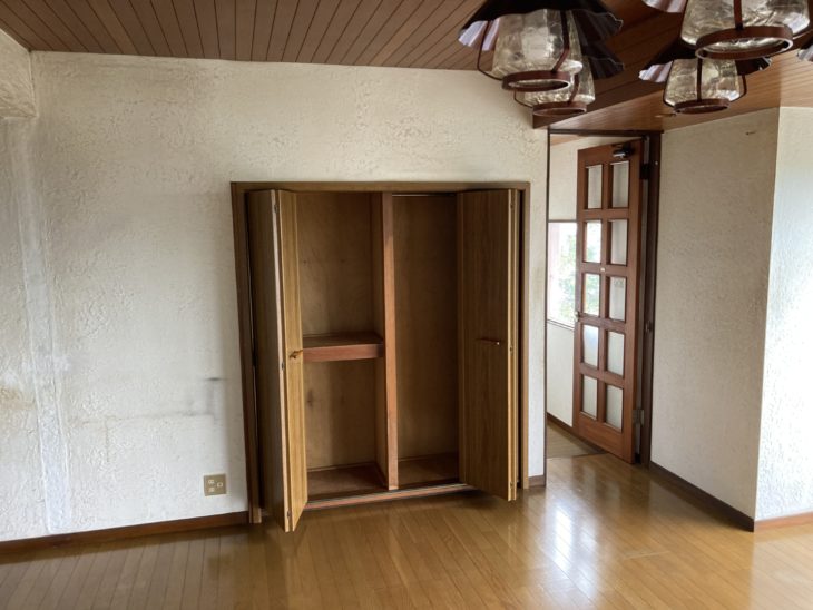 リビングのモルタル壁の黄ばみが気になり真っ白に塗装し直し｜函南町