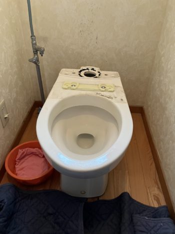 ウォシュレットの部分から水が漏れてトイレ交換リフォームを決意！