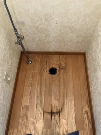 ウォシュレットの部分から水が漏れてトイレ交換リフォームを決意！