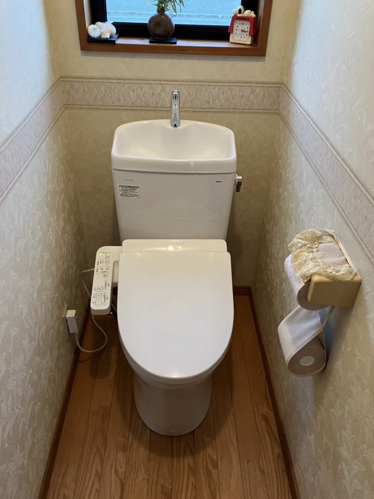 ウォシュレットの部分から水が漏れてトイレ交換リフォームを決意！