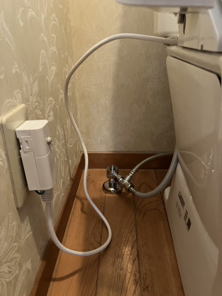 ウォシュレットの部分から水が漏れてトイレ交換リフォームを決意！