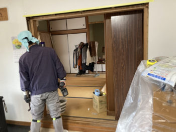 飼っている犬猫のために…引き戸交換とペットドア取り付け｜伊豆市