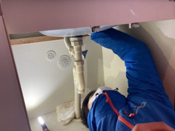 「2階の洗面化粧台から漏れて１階に垂れてきている」