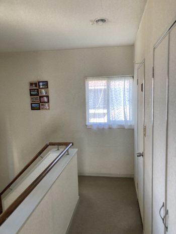 30年以上も手を付けていない1階廊下から2階廊下を内装貼り替え
