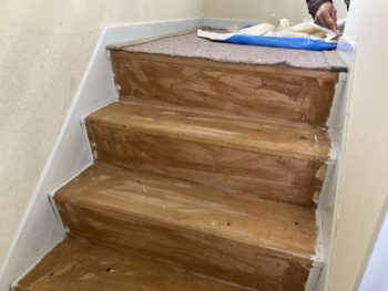 30年以上も手を付けていない1階廊下から2階廊下を内装貼り替え