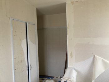 30年以上も手を付けていない1階廊下から2階廊下を内装貼り替え