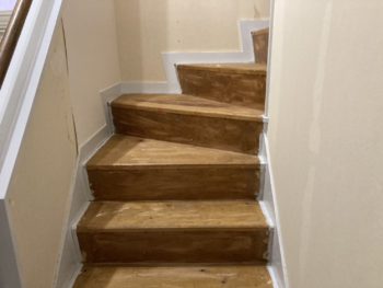 30年以上も手を付けていない1階廊下から2階廊下を内装貼り替え