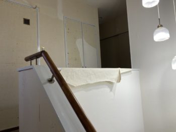 30年以上も手を付けていない1階廊下から2階廊下を内装貼り替え