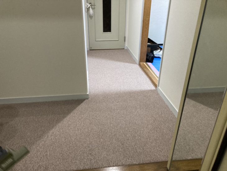 30年以上も手を付けていない1階廊下から2階廊下を内装貼り替え