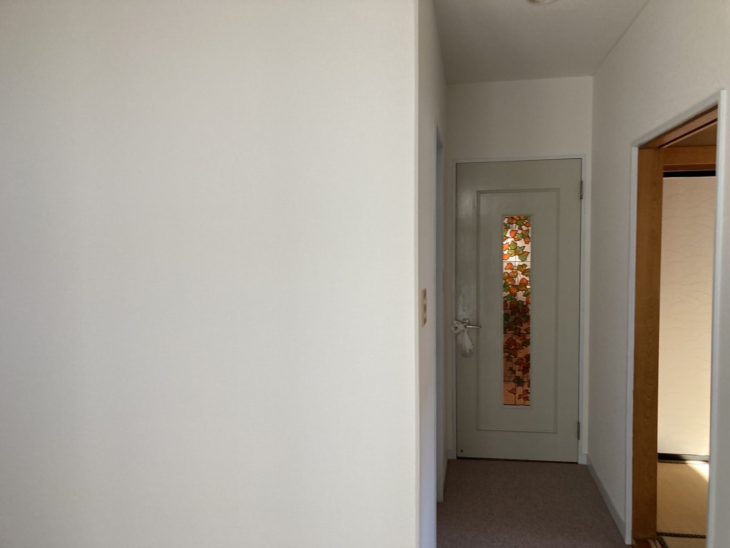 30年以上も手を付けていない1階廊下から2階廊下を内装貼り替え