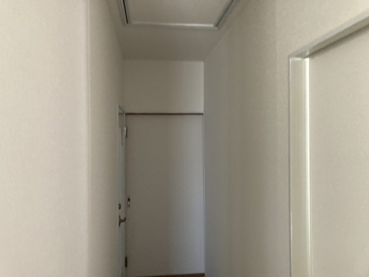 30年以上も手を付けていない1階廊下から2階廊下を内装貼り替え