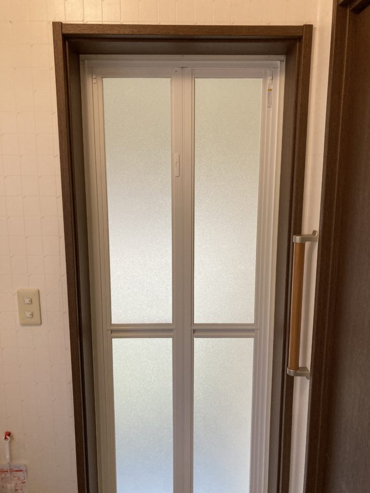 浴室内での緊急事態に備えて…浴室ドアを開き戸から折れ戸へ交換
