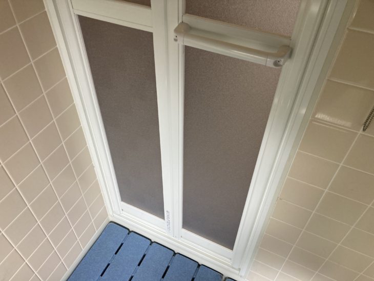 浴室内での緊急事態に備えて…浴室ドアを開き戸から折れ戸へ交換