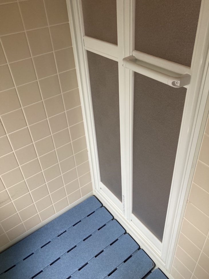 浴室内での緊急事態に備えて…浴室ドアを開き戸から折れ戸へ交換