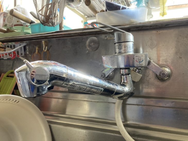 スパウトの根本から水漏れがしてキッチン水栓交換