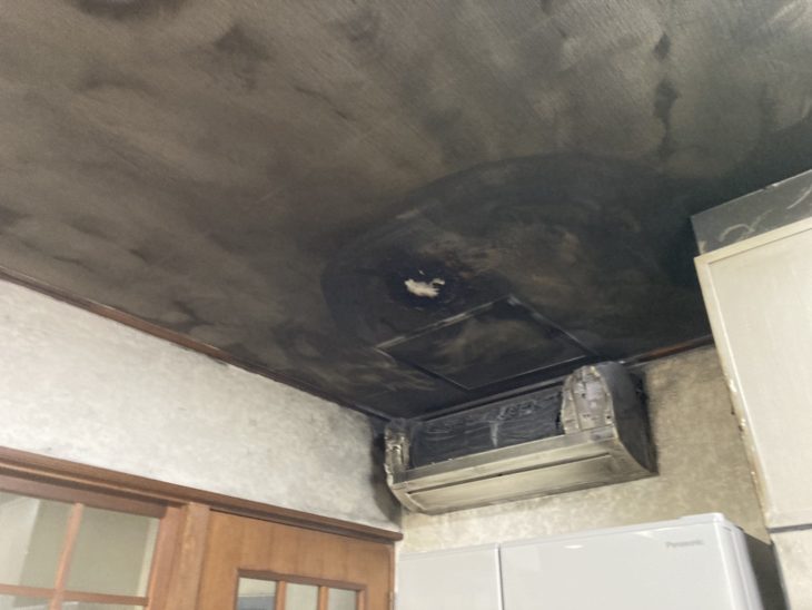 「室内で小火（ボヤ）が起きてしまい汚れたのでキレイにしたい」クロス貼り替え