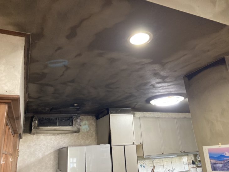 「室内で小火（ボヤ）が起きてしまい汚れたのでキレイにしたい」クロス貼り替え